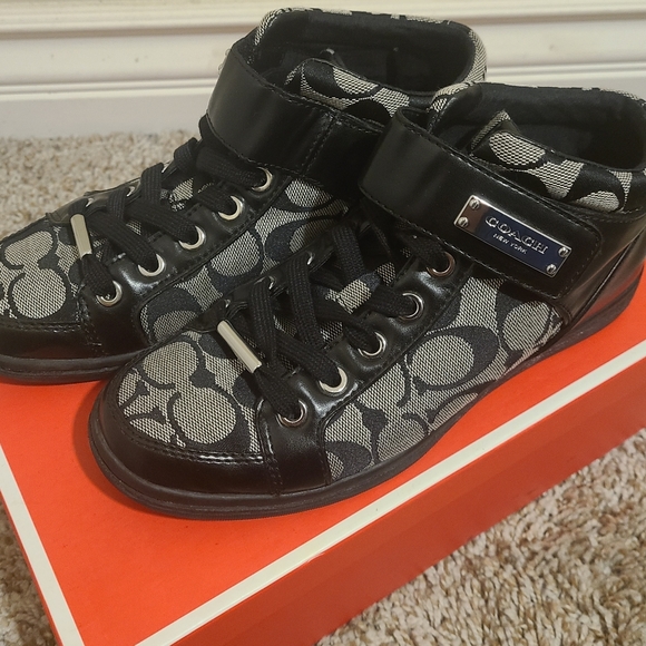 Coach - Picture 4 of 9